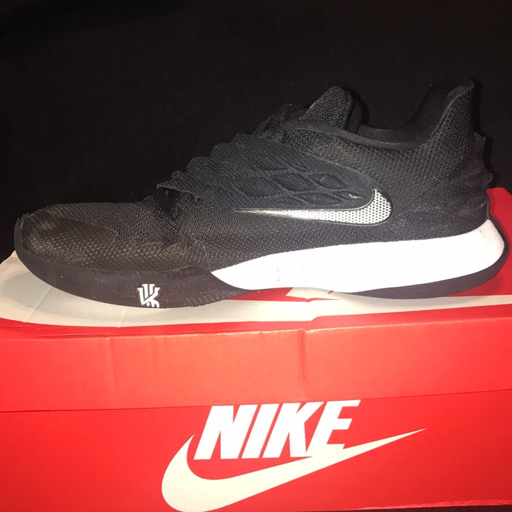 Kyrie Irving low 1’s 10.5 Black & silver swoosh - Picture 5 of 14